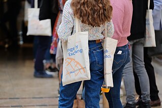 Stipendienprogramme für PASCH-Alumni PASCH-Alumna mit einer DAAD-Tasche